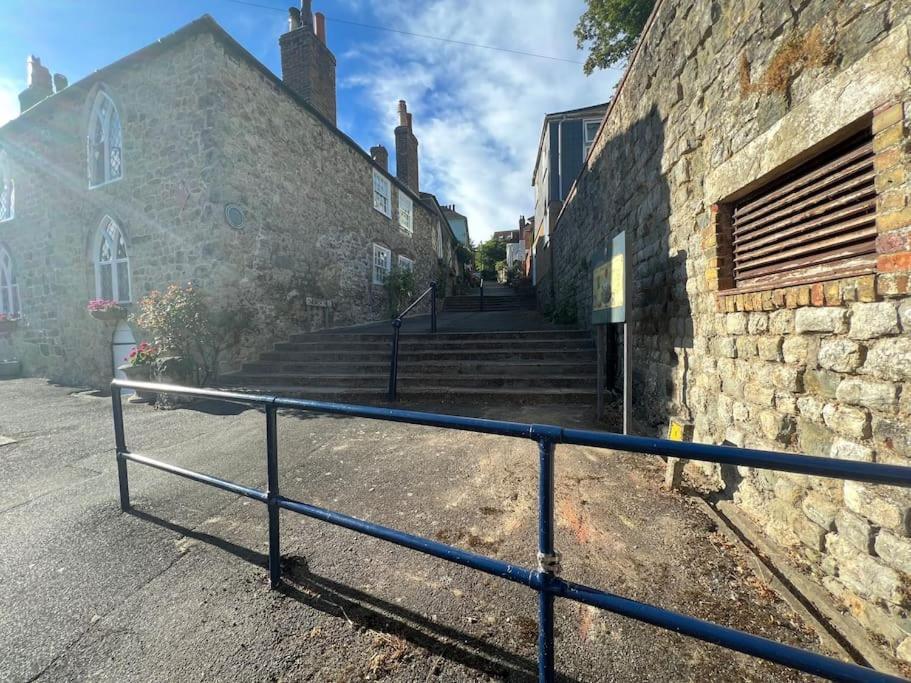 Hythe Townhouse Retreat Vila Exterior foto